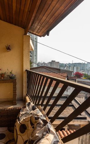 Casa à venda com 286m², 3 quartos e 2 vagas Casa à venda com 286m², 3 quartos e 2 vagasVaranda