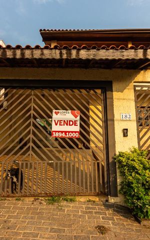 Casa à venda com 286m², 3 quartos e 2 vagas Casa à venda com 286m², 3 quartos e 2 vagasFachada