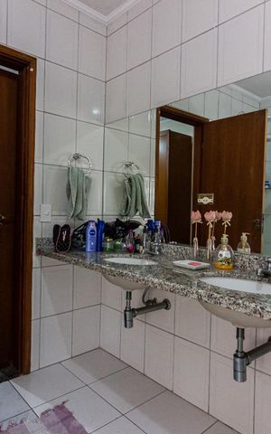 Casa à venda com 286m², 3 quartos e 2 vagas Casa à venda com 286m², 3 quartos e 2 vagasBanheiro da Suite 1