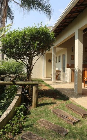 Casa à venda com 600m², 5 quartos e 8 vagasChurrasqueira e Jardim