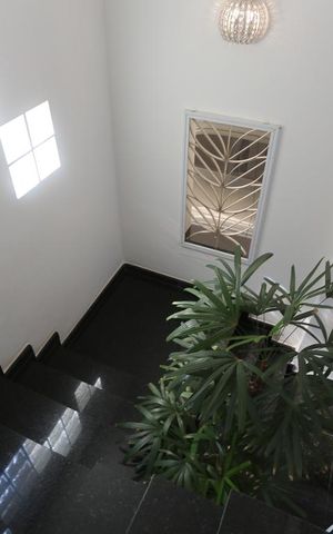 Casa à venda com 600m², 5 quartos e 8 vagasEscadas de entrada