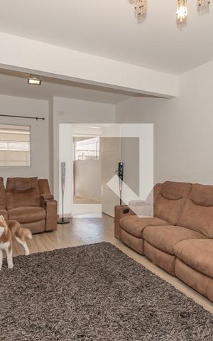 Casa à venda com 220m², 3 quartos e 2 vagas Casa à venda com 220m², 3 quartos e 2 vagasSala