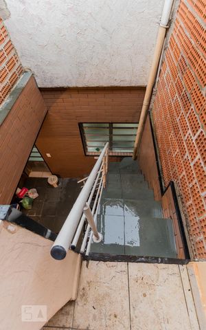 Casa à venda com 70m², 2 quartos e 1 vaga Casa à venda com 70m², 2 quartos e 1 vagaEscada