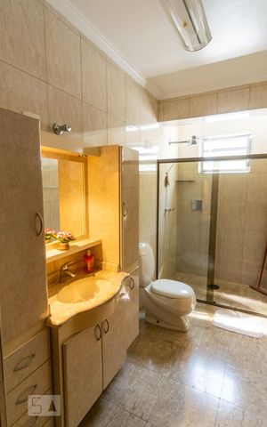 Casa à venda com 370m², 3 quartos e 4 vagas Casa à venda com 370m², 3 quartos e 4 vagasBanheiro da Suíte 1