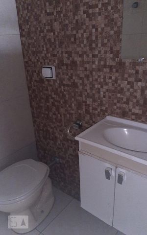 Casa para alugar com 64m², 2 quartos e sem vaga Casa para alugar com 64m², 2 quartos e sem vagaBanheiro 1