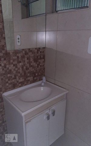 Casa para alugar com 64m², 2 quartos e sem vaga Casa para alugar com 64m², 2 quartos e sem vagaBanheiro 1