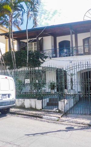 Casa à venda com 290m², 5 quartos e 5 vagasFachada
