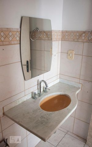 Casa de condomínio à venda com 250m², 3 quartos e 1 vaga Casa de condomínio à venda com 250m², 3 quartos e 1 vagaBanheiro da Suíte 2