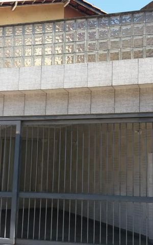 Casa à venda com 200m², 3 quartos e 2 vagas Casa à venda com 200m², 3 quartos e 2 vagasFachada