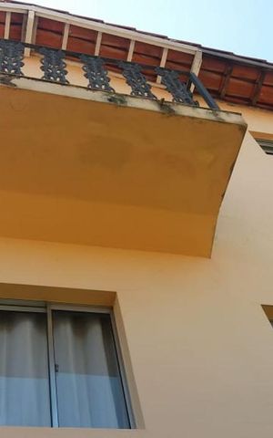 Casa à venda com 200m², 3 quartos e 2 vagas Casa à venda com 200m², 3 quartos e 2 vagasFachada