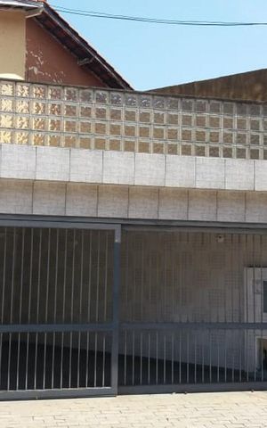 Casa à venda com 200m², 3 quartos e 2 vagas Casa à venda com 200m², 3 quartos e 2 vagasFachada