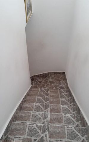 Casa à venda com 200m², 3 quartos e 2 vagas Casa à venda com 200m², 3 quartos e 2 vagasEscada