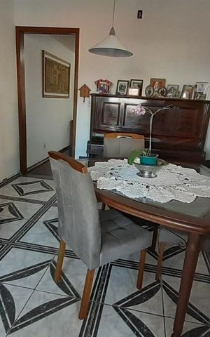 Casa à venda com 200m², 3 quartos e 2 vagas Casa à venda com 200m², 3 quartos e 2 vagasSala