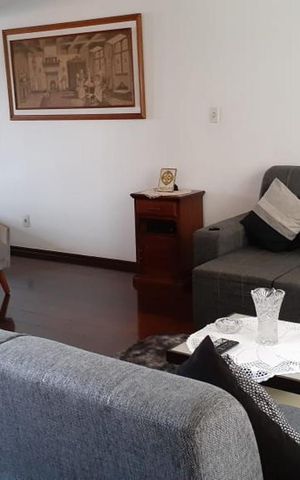 Casa à venda com 200m², 3 quartos e 2 vagas Casa à venda com 200m², 3 quartos e 2 vagasSala