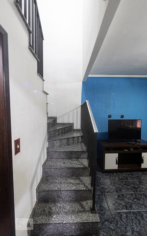 Casa à venda com 75m², 2 quartos e 2 vagas Casa à venda com 75m², 2 quartos e 2 vagasEscada