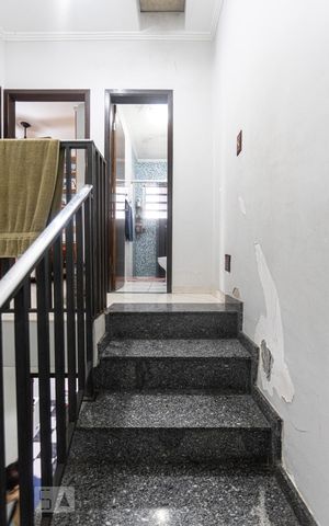 Casa à venda com 75m², 2 quartos e 2 vagas Casa à venda com 75m², 2 quartos e 2 vagasEscada