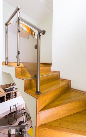Casa para alugar com 750m², 4 quartos e 8 vagasEscada