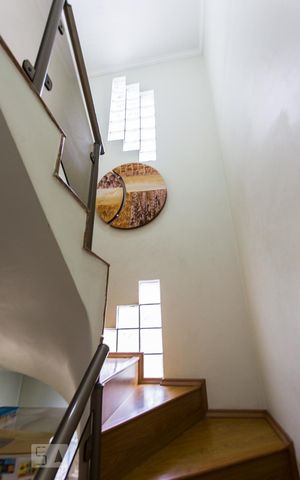 Casa para alugar com 750m², 4 quartos e 8 vagasEscada do Terraço