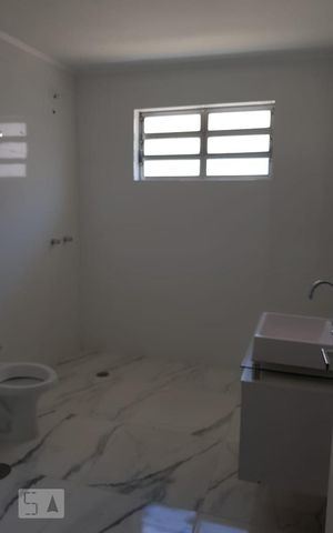 Casa à venda com 125m², 2 quartos e 2 vagas Casa à venda com 125m², 2 quartos e 2 vagasBanheiro