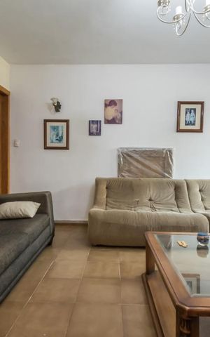 Casa à venda com 250m², 4 quartos e 2 vagas Casa à venda com 250m², 4 quartos e 2 vagasSala