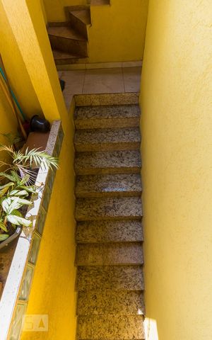 Casa para alugar com 100m², 2 quartos e sem vaga Casa para alugar com 100m², 2 quartos e sem vagaEscada