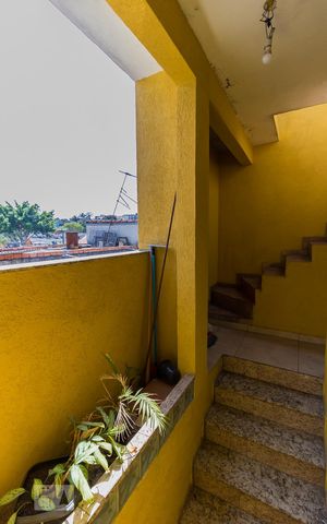 Casa para alugar com 100m², 2 quartos e sem vaga Casa para alugar com 100m², 2 quartos e sem vagaEscada