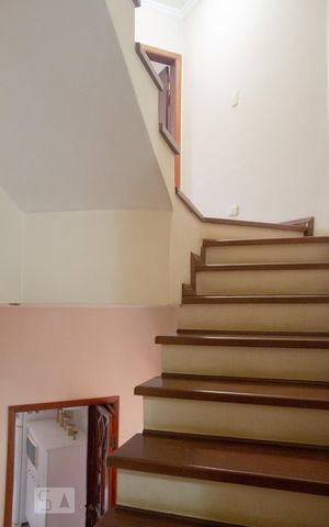 Casa à venda com 225m², 3 quartos e 3 vagas Casa à venda com 225m², 3 quartos e 3 vagasEscada