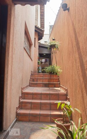 Casa à venda com 225m², 3 quartos e 3 vagas Casa à venda com 225m², 3 quartos e 3 vagasEscada