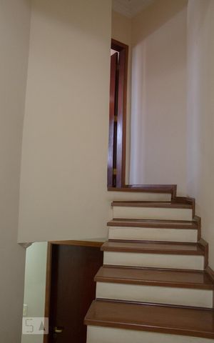 Casa à venda com 225m², 3 quartos e 3 vagas Casa à venda com 225m², 3 quartos e 3 vagasEscada