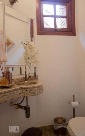 Casa à venda com 225m², 3 quartos e 3 vagas Casa à venda com 225m², 3 quartos e 3 vagasLavabo
