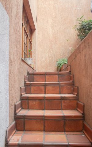 Casa à venda com 225m², 3 quartos e 3 vagas Casa à venda com 225m², 3 quartos e 3 vagasEscada para Churrasqueira
