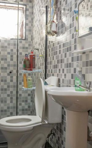 Casa à venda com 140m², 5 quartos e 4 vagasBanheiro 2