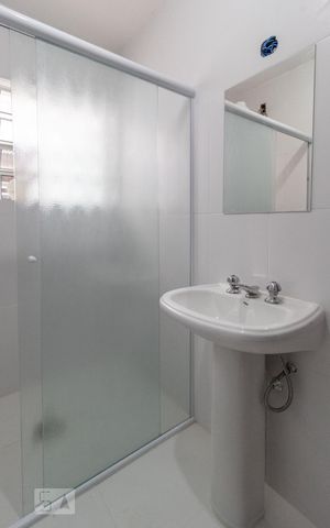 Casa à venda com 100m², 3 quartos e 2 vagas Casa à venda com 100m², 3 quartos e 2 vagasBanheira 1