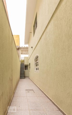 Casa para alugar com 240m², 3 quartos e 3 vagas Casa para alugar com 240m², 3 quartos e 3 vagasCorredor externo