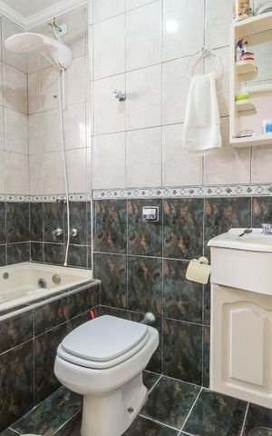 Casa à venda com 181m², 3 quartos e 2 vagas Casa à venda com 181m², 3 quartos e 2 vagasBanheiro
