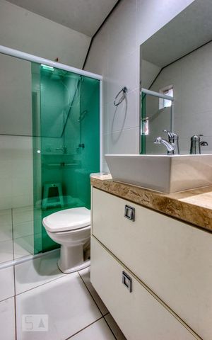 Casa de condomínio à venda com 400m², 4 quartos e 6 vagas Casa de condomínio à venda com 400m², 4 quartos e 6 vagasBanheiro do Ático