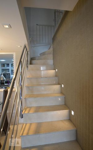 Apartamento à venda com 170m², 4 quartos e 2 vagasEscada