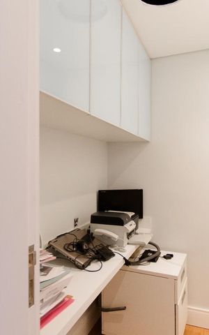 Casa à venda com 300m², 3 quartos e 5 vagas Casa à venda com 300m², 3 quartos e 5 vagasEscritório