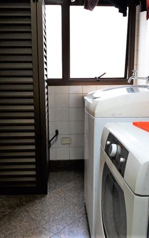 Apartamento à venda com 230m², 4 quartos e 3 vagas Apartamento à venda com 230m², 4 quartos e 3 vagasÁrea de Serviço