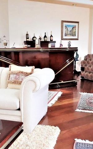 Apartamento à venda com 230m², 4 quartos e 3 vagas Apartamento à venda com 230m², 4 quartos e 3 vagasSala