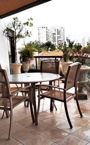 Apartamento à venda com 230m², 4 quartos e 3 vagas Apartamento à venda com 230m², 4 quartos e 3 vagasVaranda