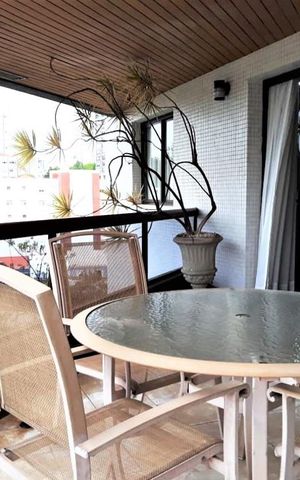 Apartamento à venda com 230m², 4 quartos e 3 vagas Apartamento à venda com 230m², 4 quartos e 3 vagasVaranda