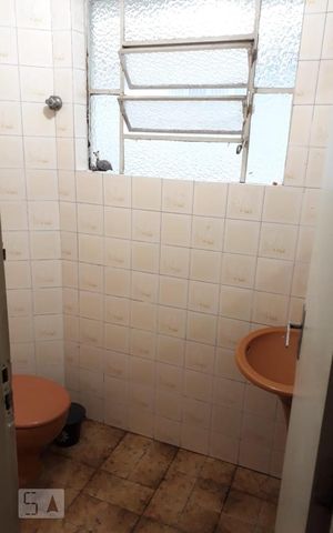 Casa à venda com 174m², 2 quartos e sem vaga Casa à venda com 174m², 2 quartos e sem vagaBanheiro