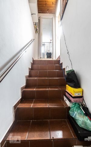 Casa para alugar com 100m², 2 quartos e sem vaga Casa para alugar com 100m², 2 quartos e sem vagaEscada
