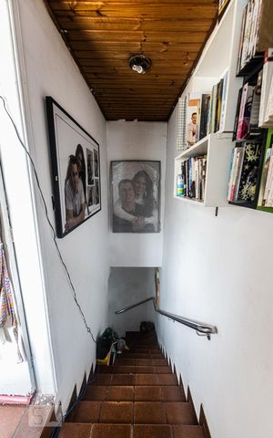 Casa para alugar com 100m², 2 quartos e sem vaga Casa para alugar com 100m², 2 quartos e sem vagaEscada