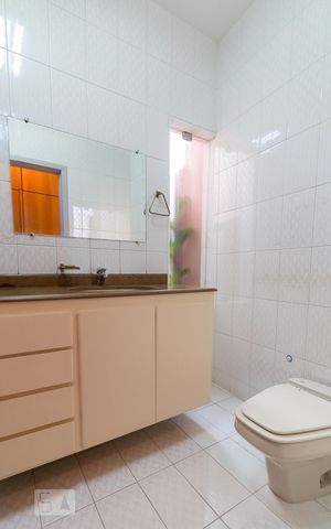 Casa à venda com 326m², 3 quartos e 6 vagasBanheiro quarto 1 suíte