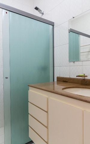 Casa à venda com 326m², 3 quartos e 6 vagasBanheiro quarto 1 suíte