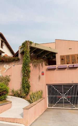 Casa à venda com 326m², 3 quartos e 6 vagasFachada da casa
