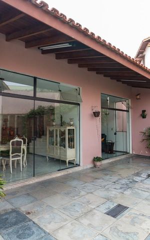 Casa à venda com 326m², 3 quartos e 6 vagasFachada da casa- fundos
