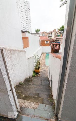 Casa à venda com 450m², 4 quartos e 8 vagasEscada para área de lazer